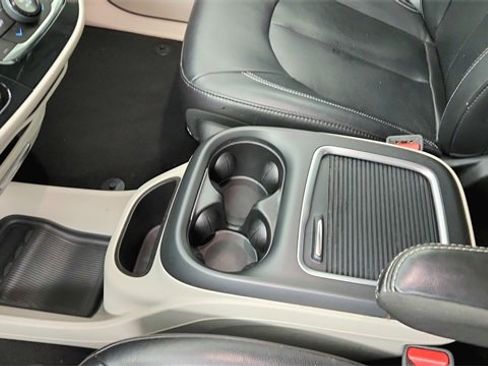 Used 2022 Chrysler Pacifica Touring-L image 13