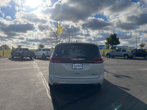 Used 2021 Chrysler Pacifica Touring-L image 4