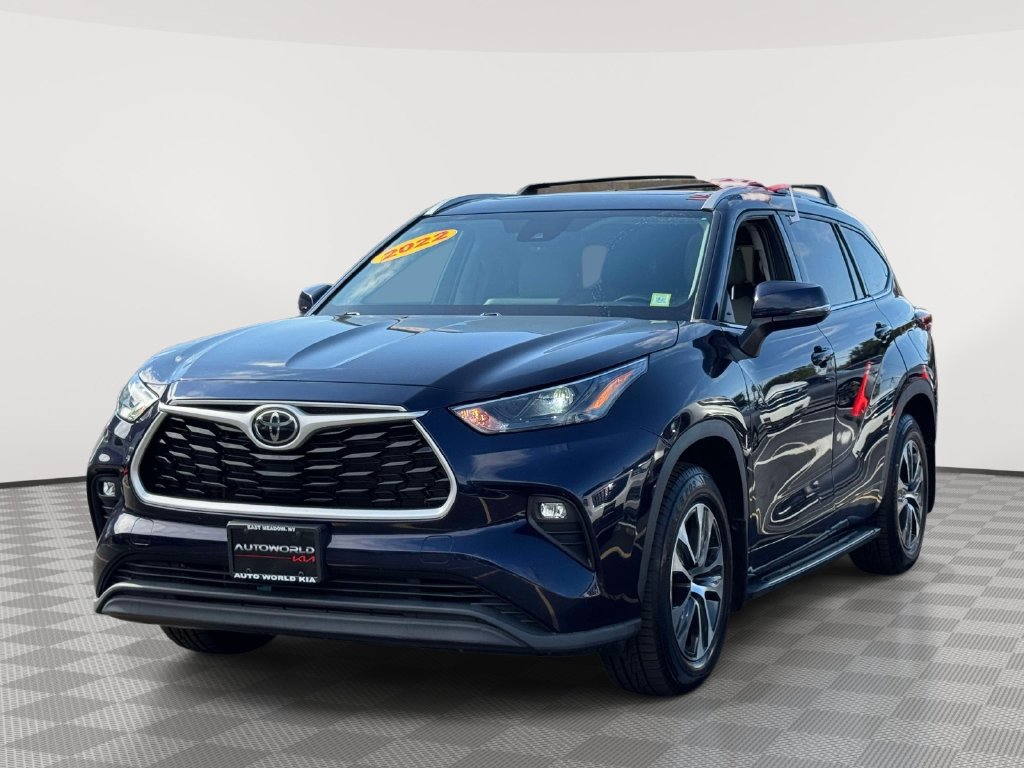 Used 2022 Toyota Highlander XLE AWD/4WD image 3