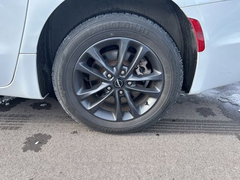 Used 2020 Chrysler Pacifica Touring-L image 9