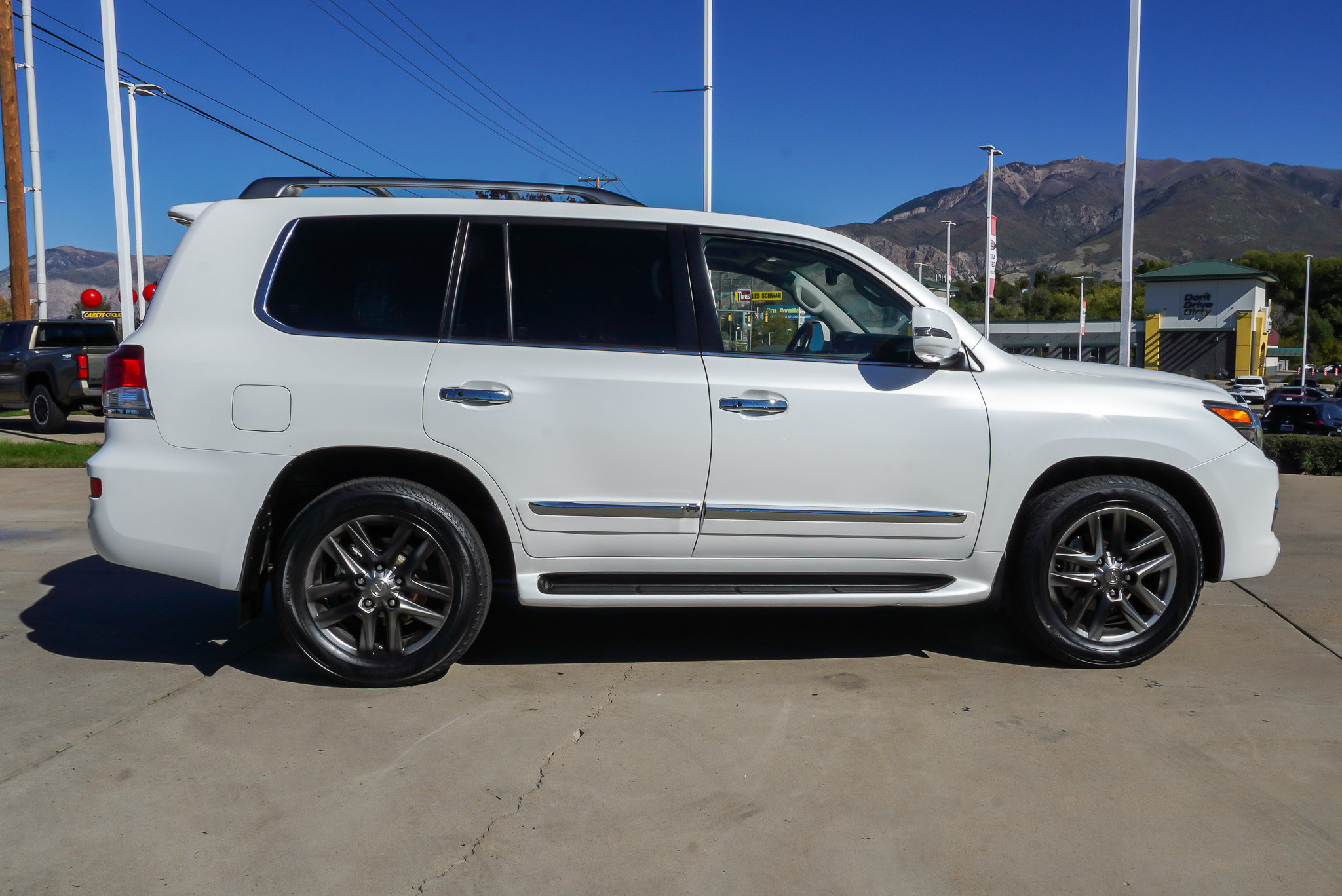 Used 2015 Lexus LX 570 4WD w/ Luxury Package image 14