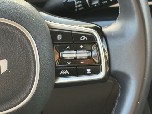 Used 2025 Kia Carnival FWD image 14