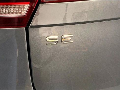 Used 2022 Volkswagen Tiguan SE w/ Panoramic Sunroof Package image 8