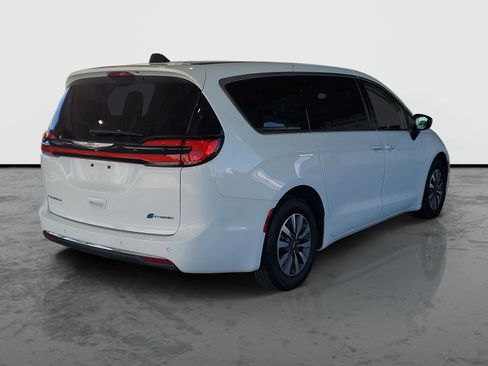 Certified 2024 Chrysler Pacifica Limited FWD image 2