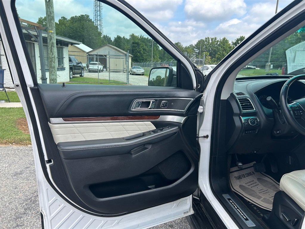 Used 2017 Ford Explorer Platinum AWD/4WD image 11