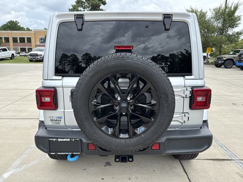 Used 2023 Jeep Wrangler Unlimited Sahara w/ Cold Weather Group AWD/4WD image 8