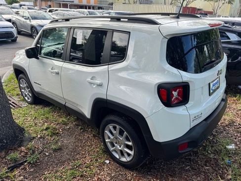 Used 2022 Jeep Renegade Latitude w/ Convenience Group AWD/4WD image 2