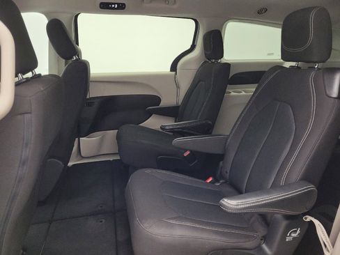 Used 2023 Chrysler Voyager LX FWD image 18
