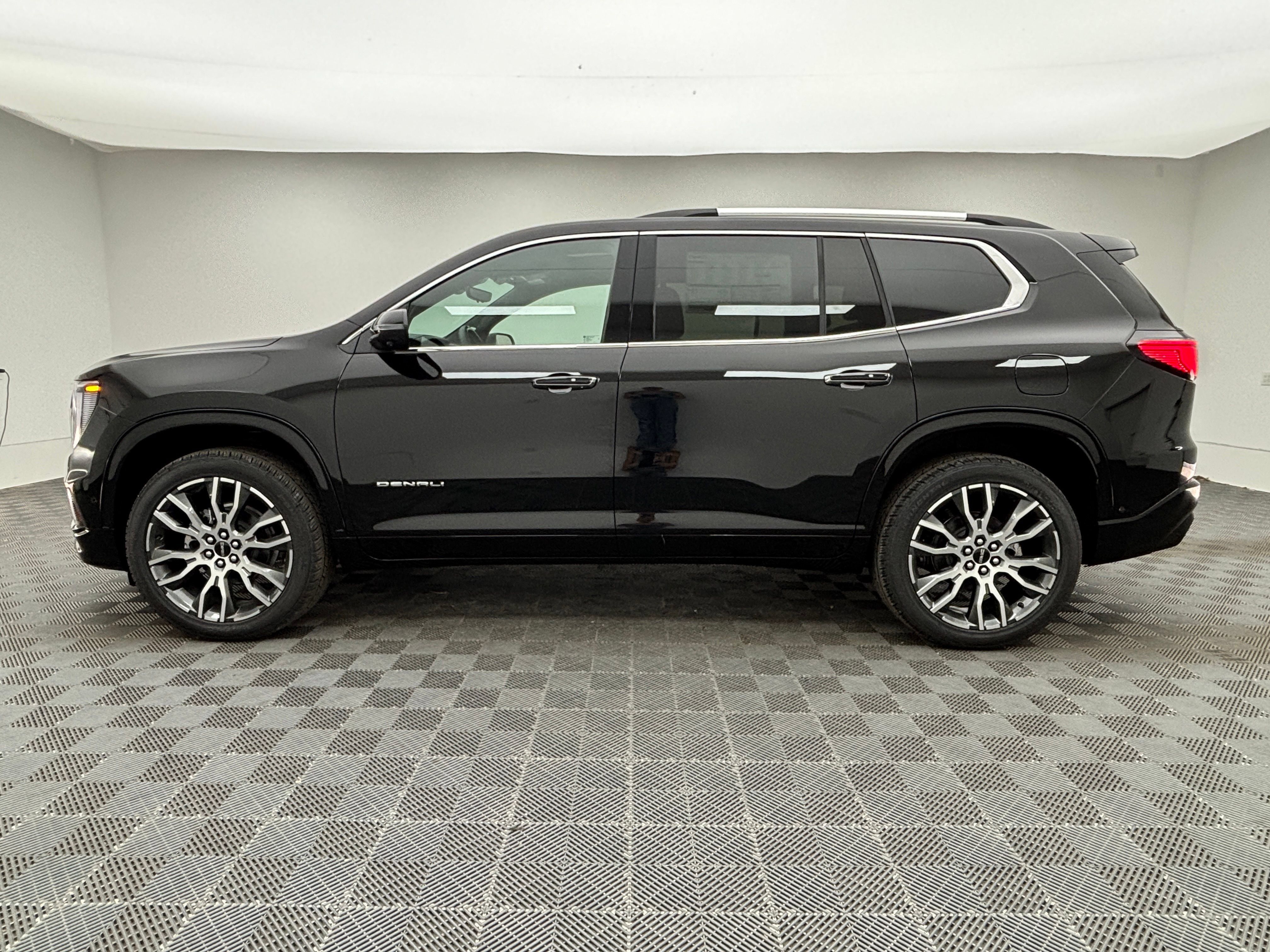 New 2026 GMC Acadia Denali Ultimate w/ LPO, Floor Liner Package AWD/4WD image 17