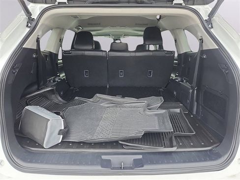 Used 2023 Toyota Highlander XLE image 32