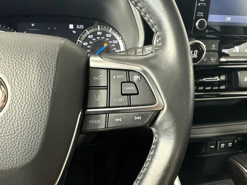 Used 2021 Toyota Highlander XLE AWD/4WD image 21