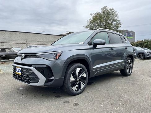 New 2025 Volkswagen Taos SE image 4