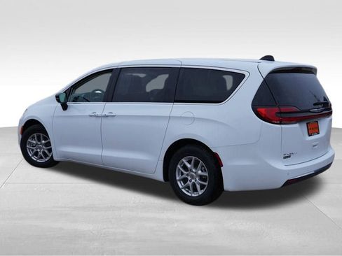 Certified 2024 Chrysler Pacifica Touring-L image 8