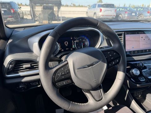 Used 2025 Chrysler Pacifica Limited image 39