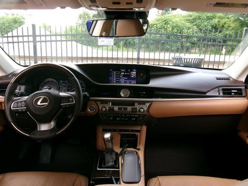 Used 2016 Lexus ES 350 w/ Luxury Package w/Wood Trim FWD image 20