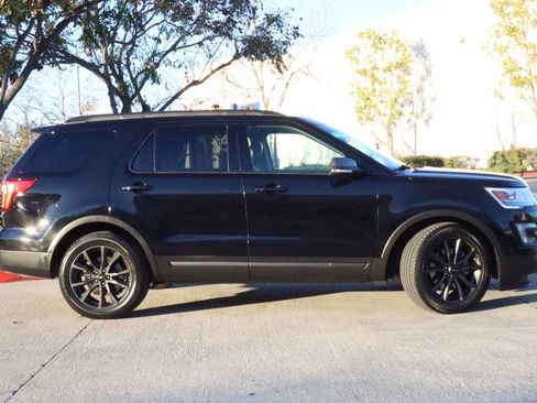 Used 2017 Ford Explorer XLT image 19