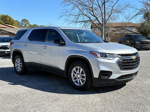 Used 2021 Chevrolet Traverse LS image 9