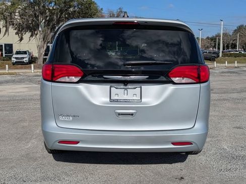 Used 2022 Chrysler Voyager LX image 11