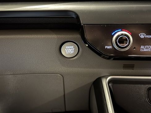 Used 2025 Kia Carnival image 32