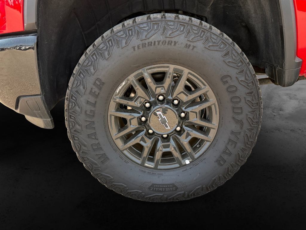 Used 2025 Chevrolet Silverado 2500 ZR2 w/ Technology Package AWD/4WD image 13