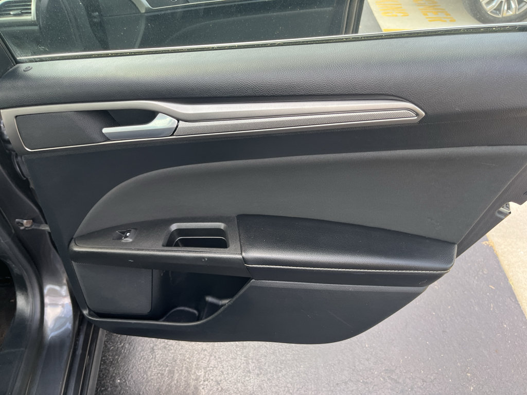 Used 2018 Ford Fusion SE FWD image 40