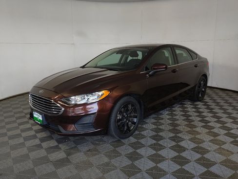 Used 2019 Ford Fusion SE FWD image 2