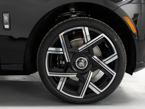 New 2026 Rolls-Royce Cullinan Black Badge image 13