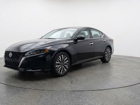 Used 2025 Nissan Altima 2.5 SV FWD image 3