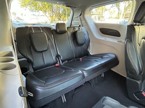 Used 2024 Chrysler Pacifica Touring-L image 33