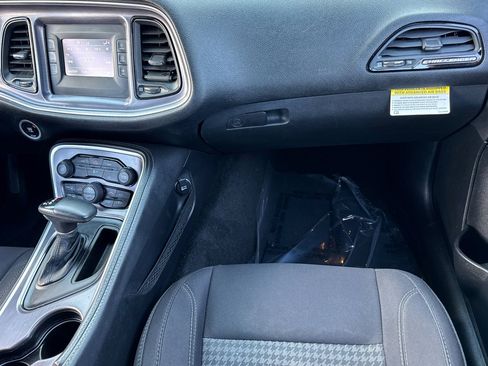 Used 2015 Dodge Challenger SXT image 28