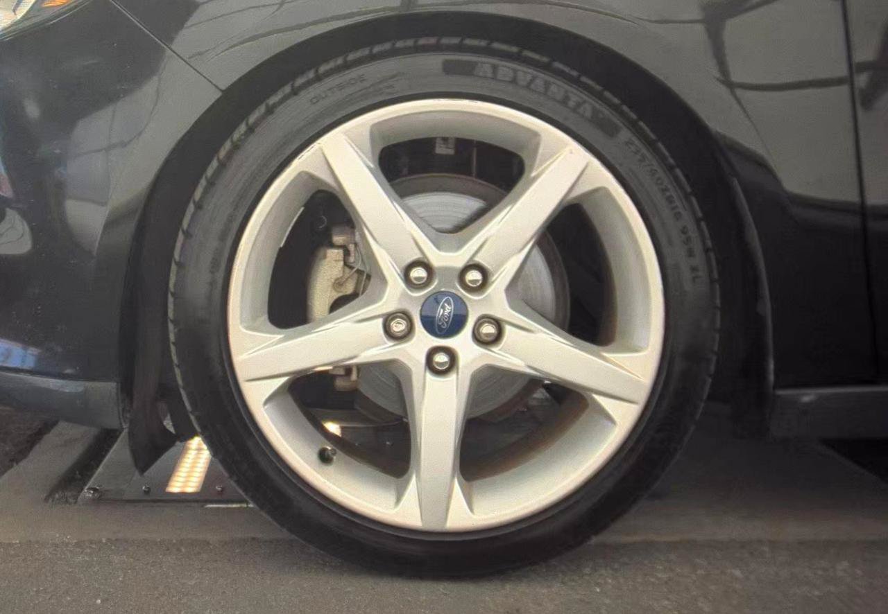 Used 2013 Ford Focus Titanium w/ Titanium Handling Pkg FWD image 9
