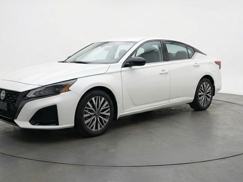 Used 2025 Nissan Altima 2.5 SV image 3