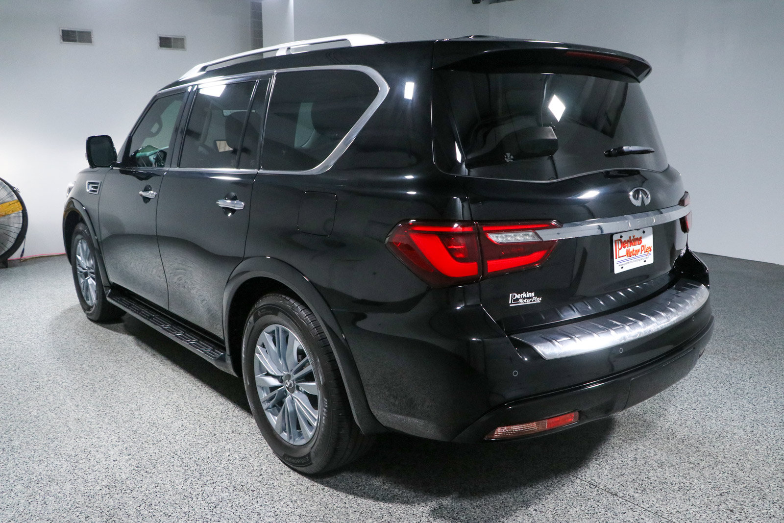 Used 2023 INFINITI QX80 Luxe w/ Cargo Package RWD image 9