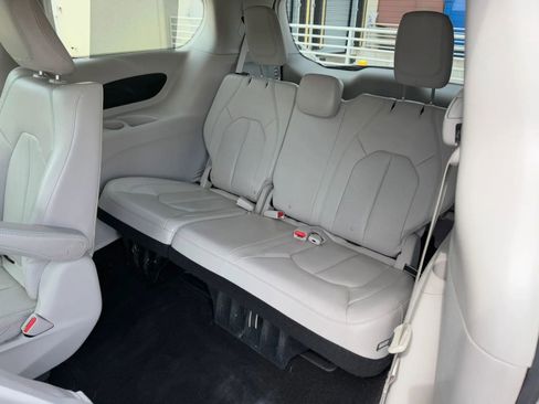 Used 2018 Chrysler Pacifica Touring-L FWD image 15