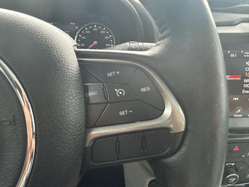 Used 2018 Jeep Renegade Limited w/ UConnect 8.4 Nav Group FWD image 16