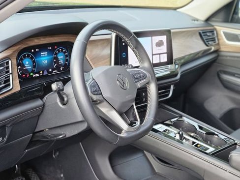 Used 2025 Volkswagen Atlas SE FWD image 12