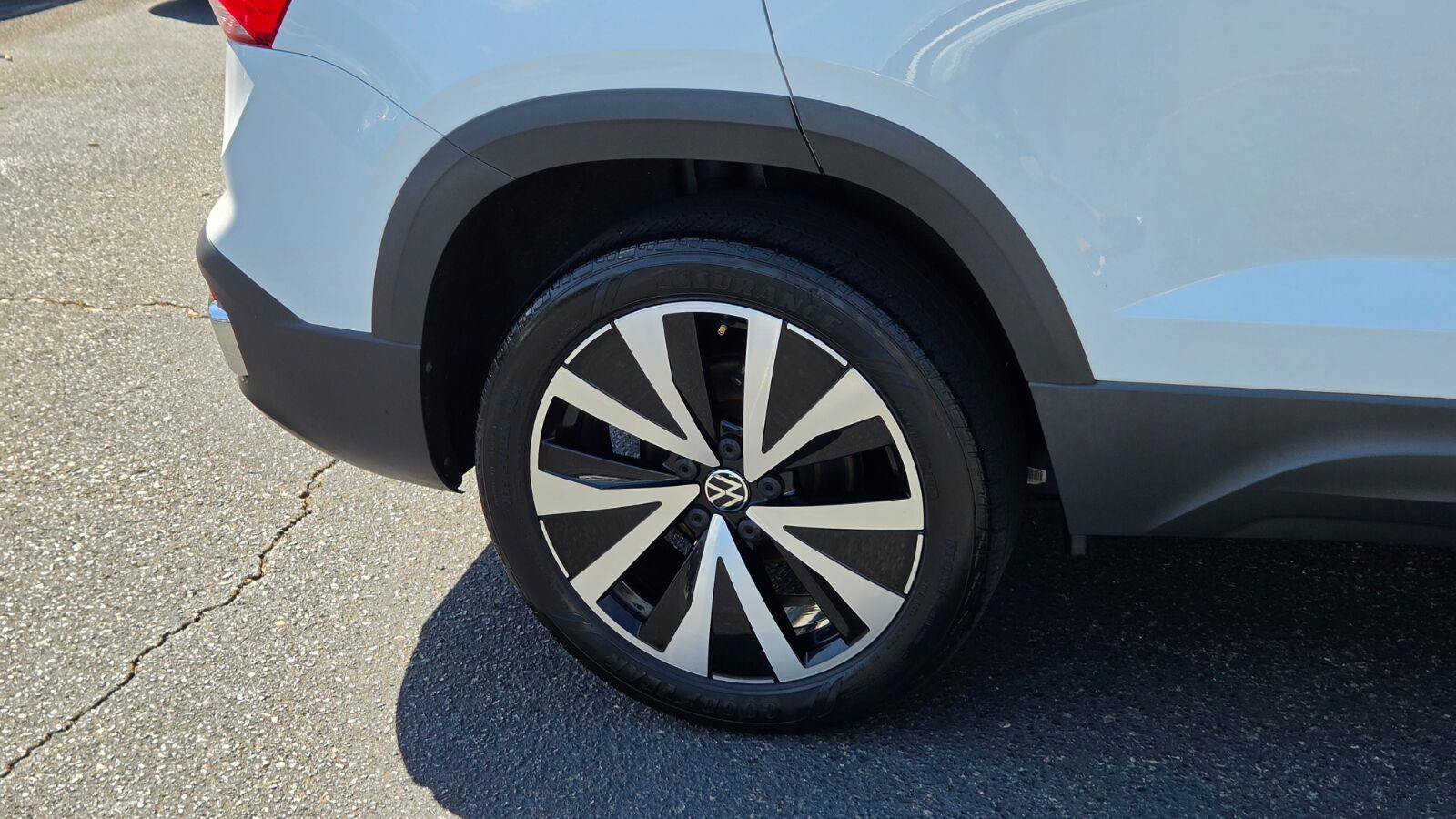 Certified 2023 Volkswagen Taos SE w/ Panoramic Sunroof Package FWD image 16