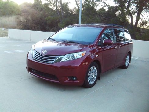 Used 2017 Toyota Sienna XLE w/ XLE Navigation Package FWD image 32