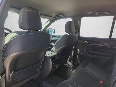 Used 2024 Jeep Grand Cherokee Laredo image 13