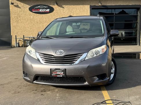 Used 2015 Toyota Sienna LE image 1