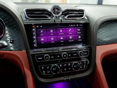 Used 2021 Bentley Bentayga image 26