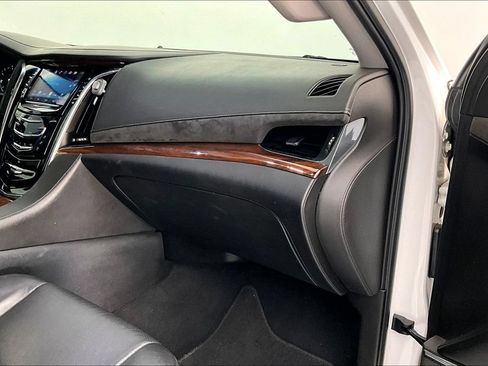 Used 2018 Cadillac Escalade Luxury AWD/4WD image 19