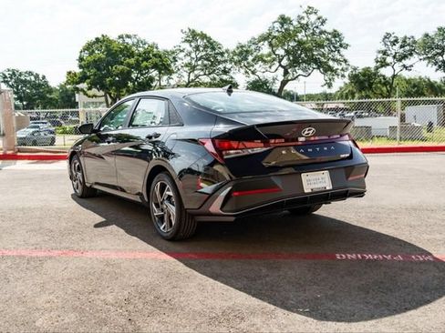 New 2025 Hyundai Elantra Sport FWD image 4