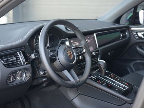 Certified 2026 Porsche Macan AWD/4WD image 4