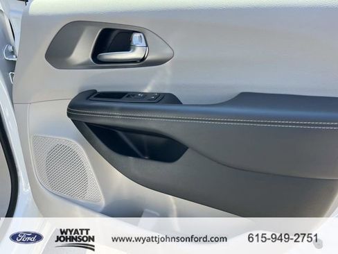 Used 2023 Chrysler Pacifica Touring-L image 25