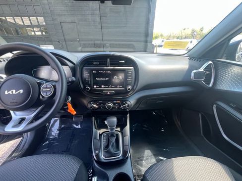 Used 2025 Kia Soul LX w/ LX Technology Package FWD image 32