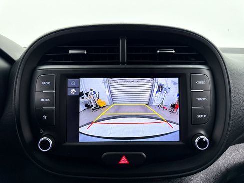 Certified 2025 Kia Soul LX w/ LX Technology Package FWD image 9