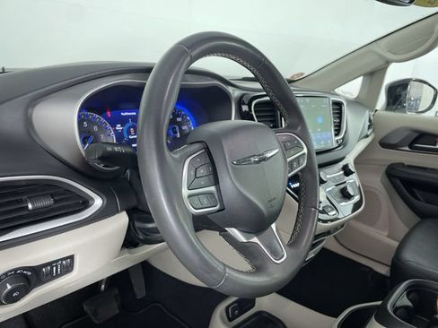 Used 2024 Chrysler Pacifica Touring-L FWD image 27