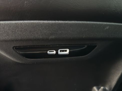 Used 2025 Chrysler Pacifica Limited FWD image 39