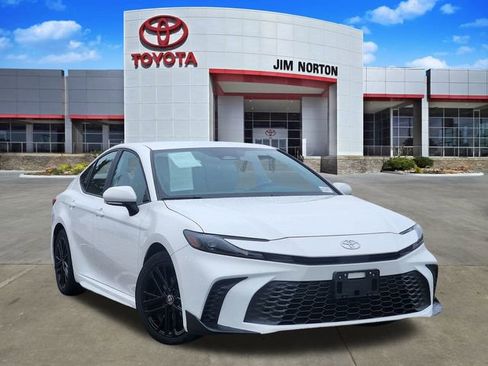 Used 2025 Toyota Camry SE image 1